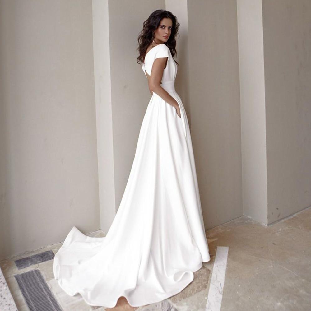 Robe de mariée à col en V et manches courtes avec traîne fendue et ligne A avec poches