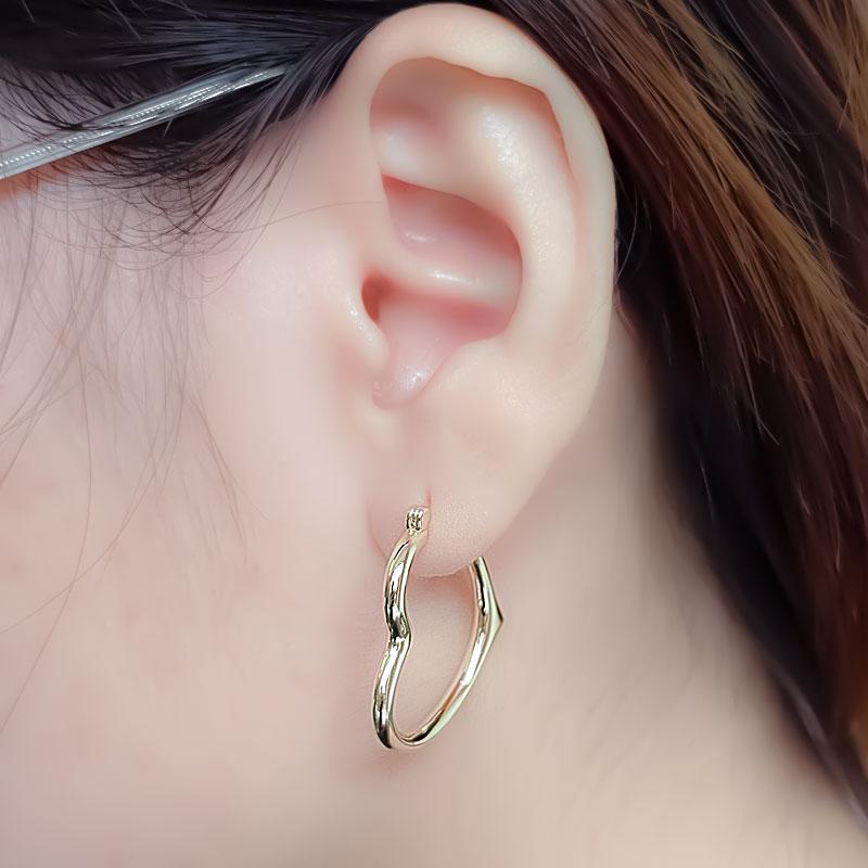 Simple Hollow Love Earrings Small Fresh Wild Metal Peach Heart Earrings Cute Female Jewelry Earrings