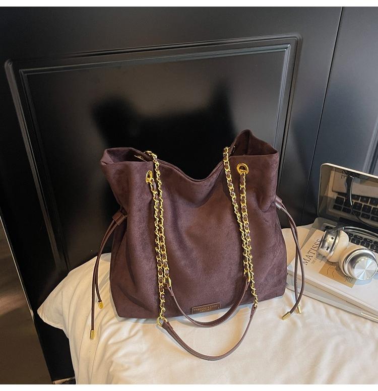 

Ретро популярная большая сумка женская 2025 новая осенне-зимняя цепочка нишевая сумка через плечо модная сумка-мессенджер тоут