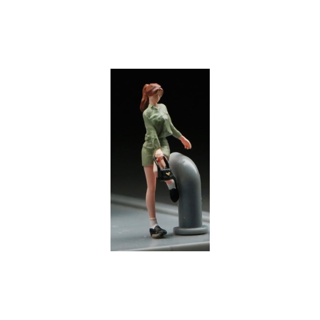 

164 scale figure of a girl in casual clothes, miniskirt, and green bag, model kit, diorama, item number 22223598 [Used]
