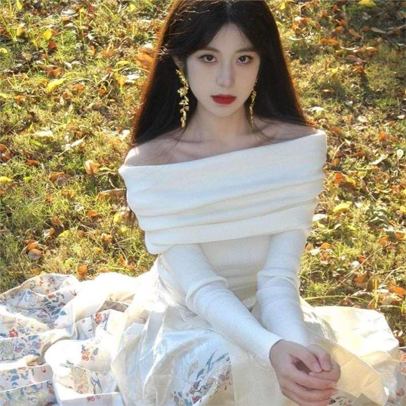 

2024 Early Autumn Sweet French Off-Shoulder Knit Sweater L
