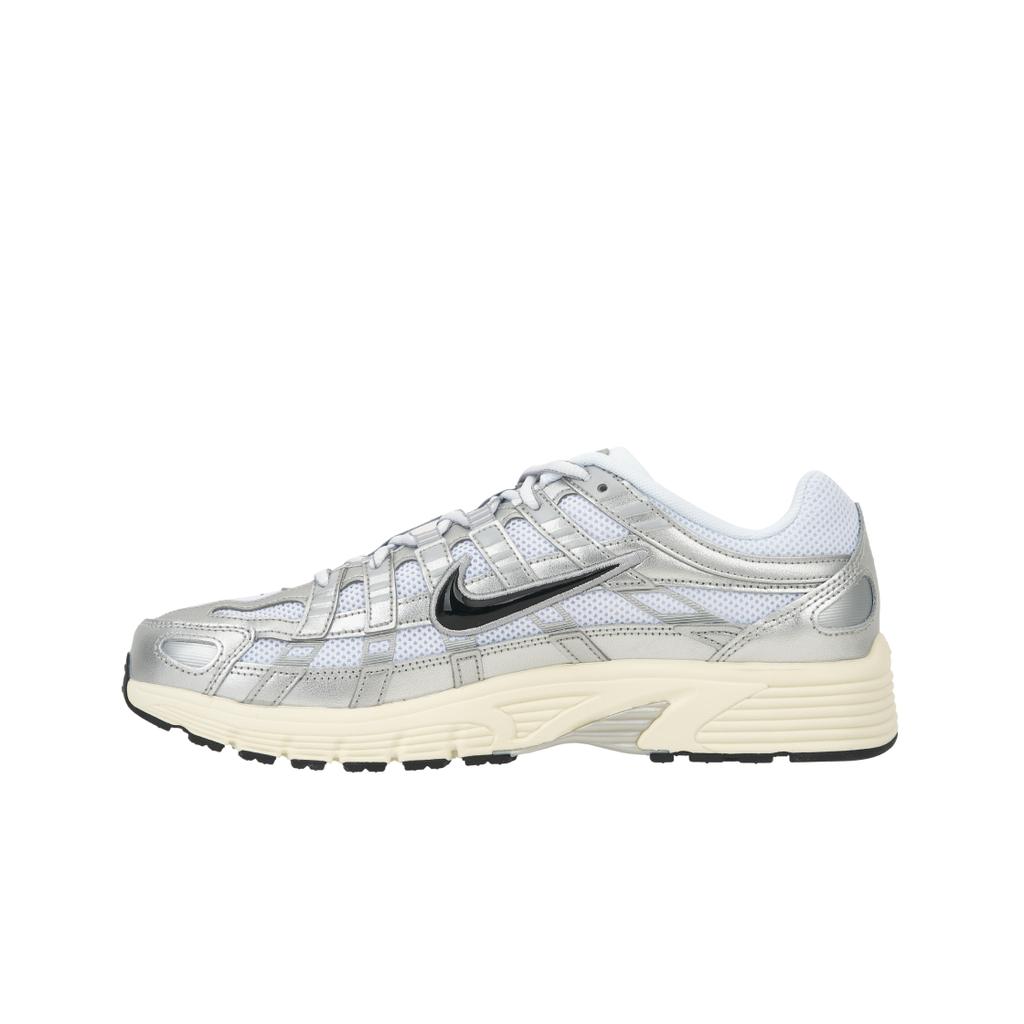 Nike P-6000 Metallic Flat Silver Unisex Sneaker Weiß Metallic-Silber Schwarz CD6404-105