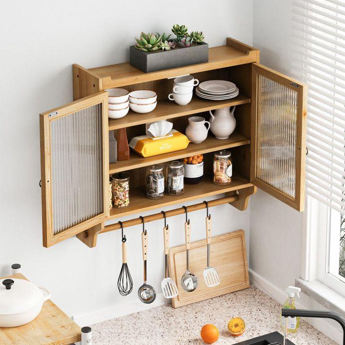 Wandvitrine im Vintage-Stil, zweitürig mit Glastüren, Breite 63 cm, mit drei Ablageböden, Naturholz-Finish.