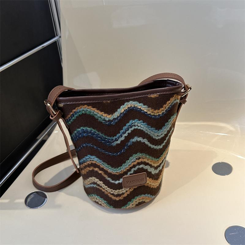 

Bag Korean high-end sense versatile bucket bag niche design 2025 new fashion retro shoulder messenger bag women