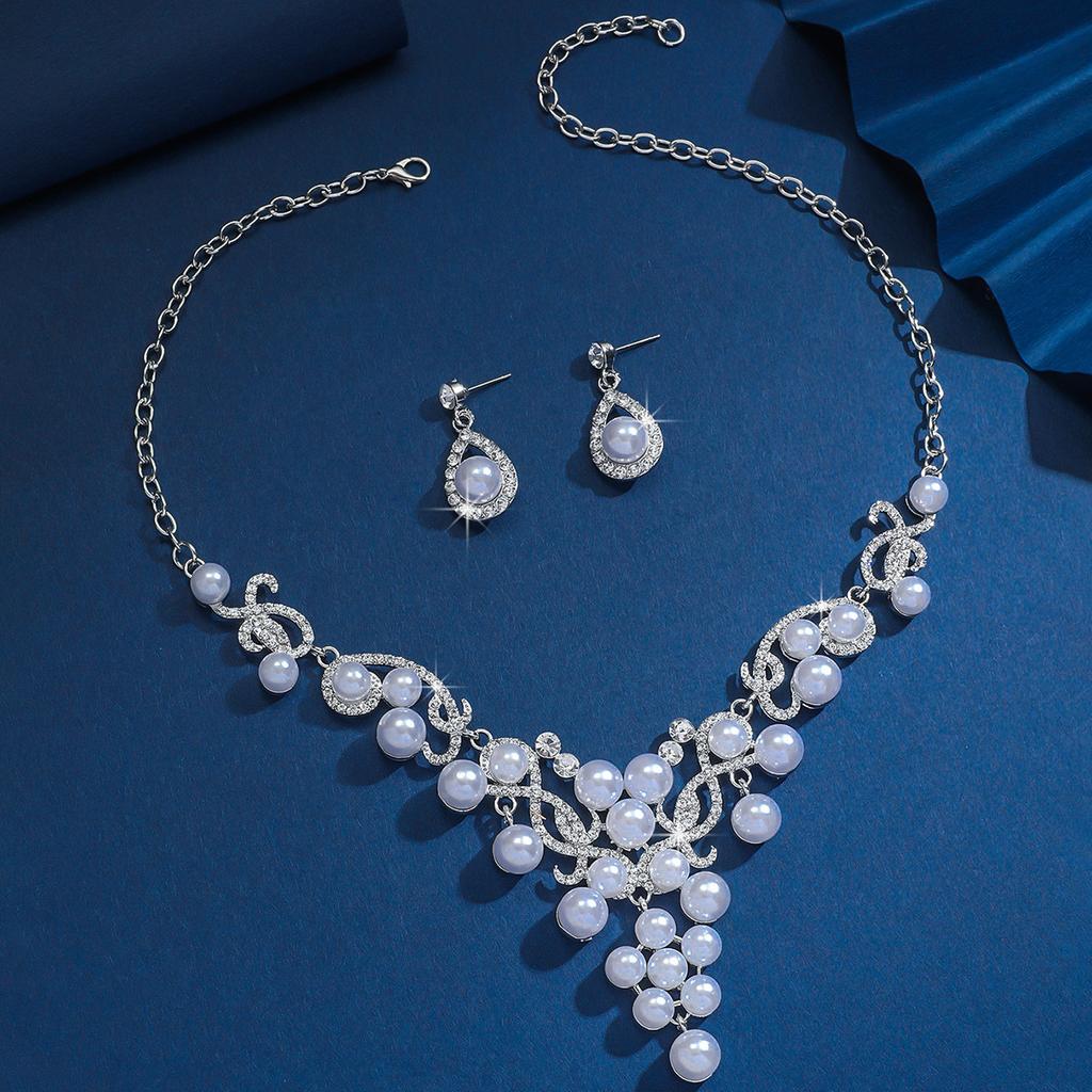 Fashion Temperament Pearl Flower Rhinestone Short Necklace Necklace Earrings Set Accessories