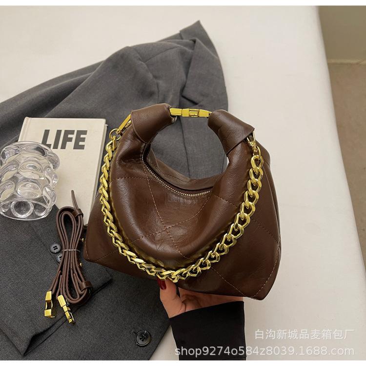 

Niche design bag women s 2025 new retro chain shoulder messenger bag premium sense portable commuter cloud bag темно-коричневого