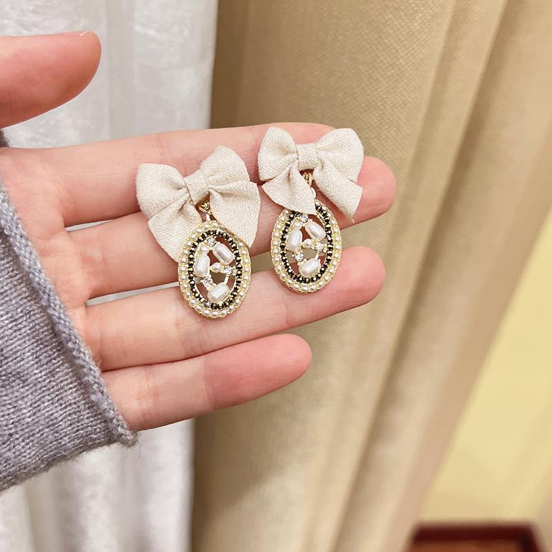 

Французские ретро серьги-банты с барочным жемчугом: Роскошный осенне-зимний дизайн