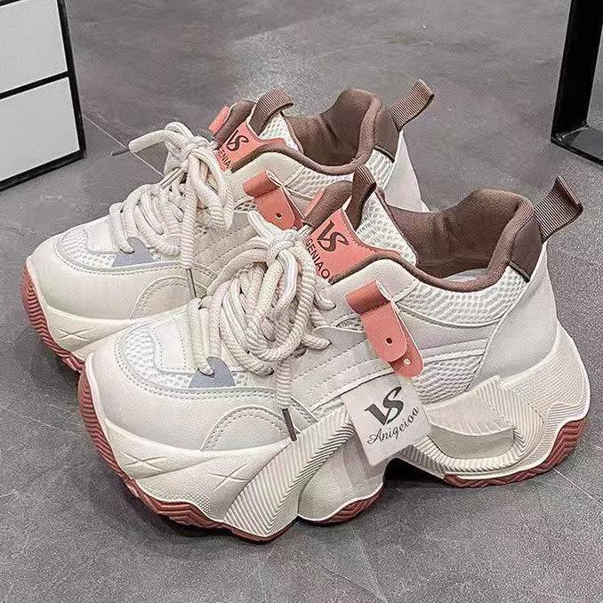 Small women with visible feet, new breathable mesh sneakers in autumn, thick-soled small people increase in height
