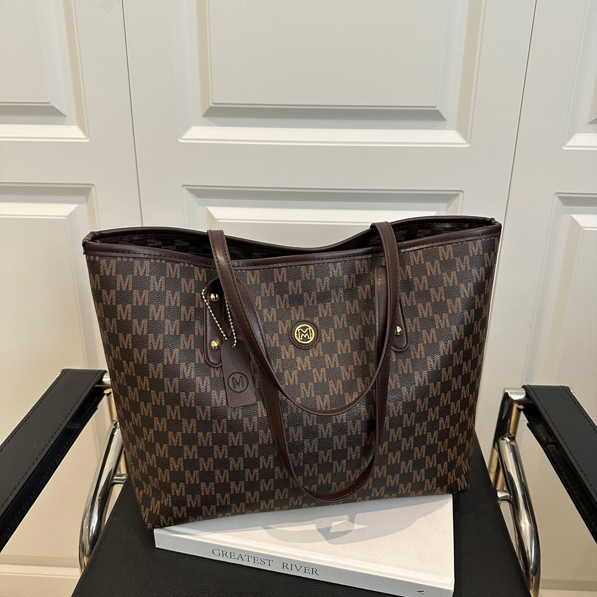 

Вместительная сумка-тоут для поездок на работу, модная большая сумка с принтом, женская новая сумка через плечо для поездок на работу для студенток колледжа 2025 года