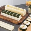 Sushi-Form-Set: Kunststoff-Set für Reisbällchen und Rollen mit Nori-Algen-Umwicklung.