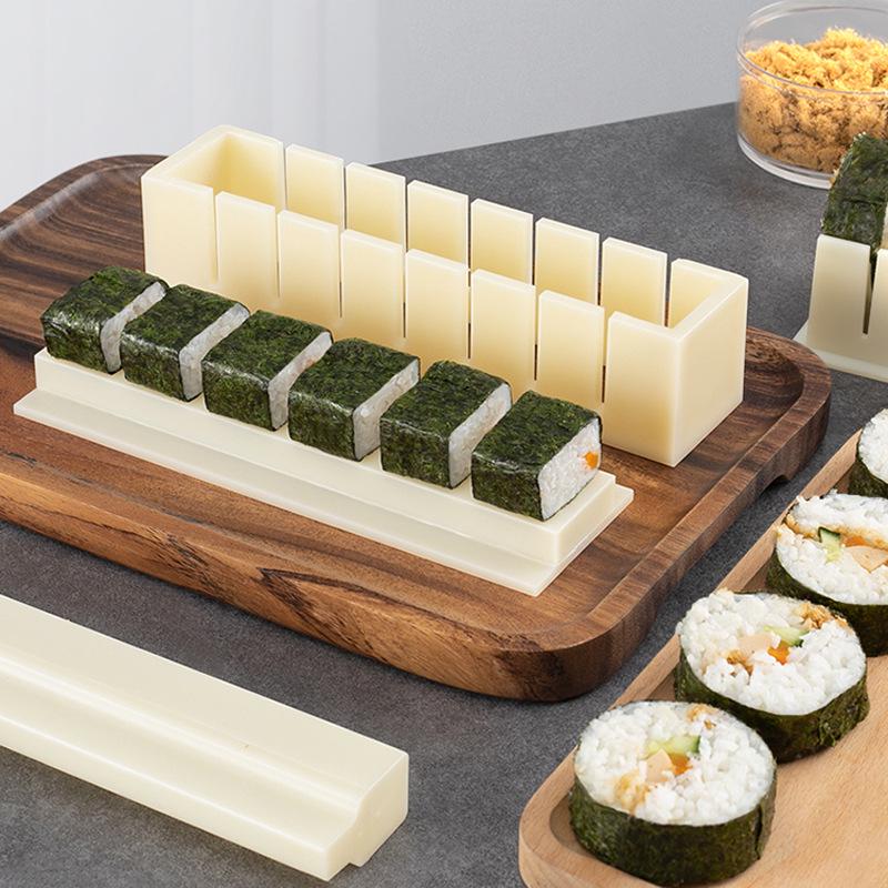 Sushi-Form-Set: Kunststoff-Set für Reisbällchen und Rollen mit Nori-Algen-Umwicklung.