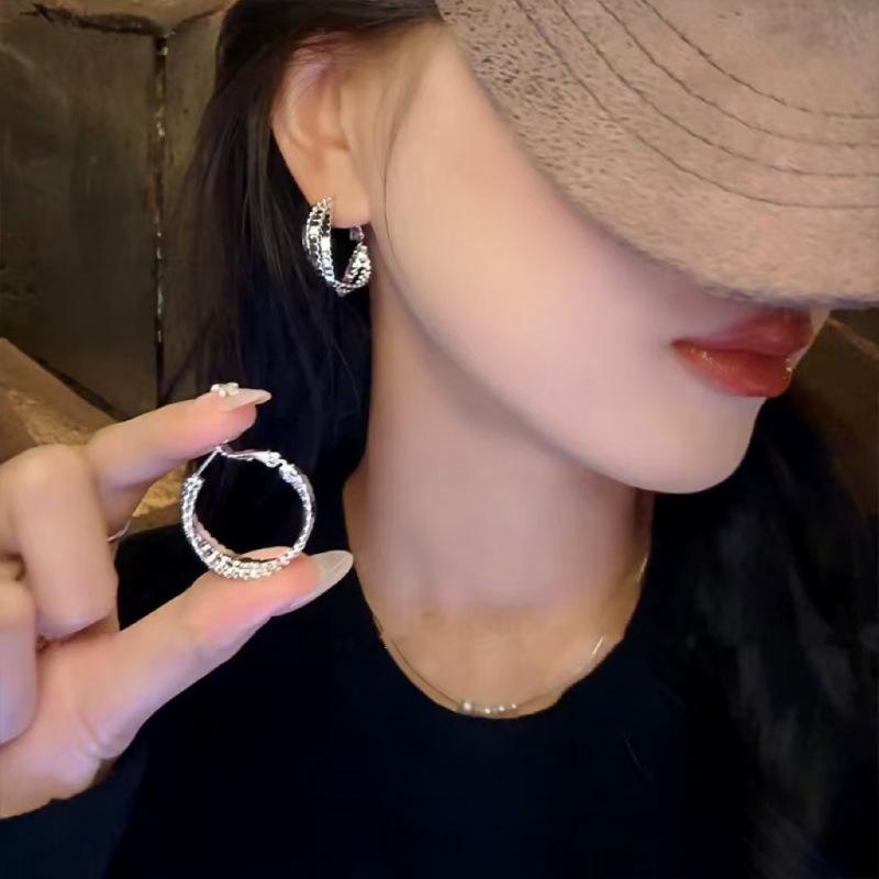 111 Silver Needle Design Sense Twisted Twist Circle Earrings Niche Temperament Premium Earrings Cold Wind Metal Earrings серебряный