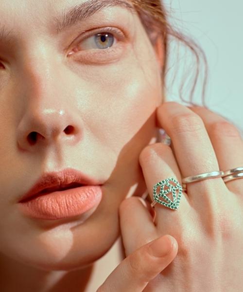 Bonbeau Green Cubic Diamond Left Hand Middle Finger Ring (Index Finger) Green Diamond Pint Ring (Type A)