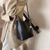 2025 Autumn and Winter New Fashion Trend Versatile Large Capacity Tote Bag Bucket Bag Women's Shoulder Bag