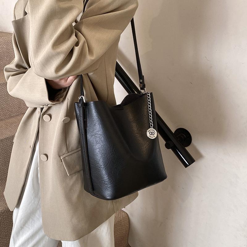 2025 Autumn and Winter New Fashion Trend Versatile Large Capacity Tote Bag Bucket Bag Women's Shoulder Bag