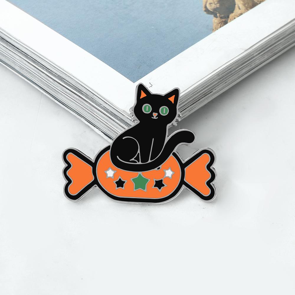 

Black Cat Enamel Pins Cute Magic Hat Candy Kitten Brooches Creative Halloween Backpack Jacket Lapel Badge Jewelry Gifts for Kids