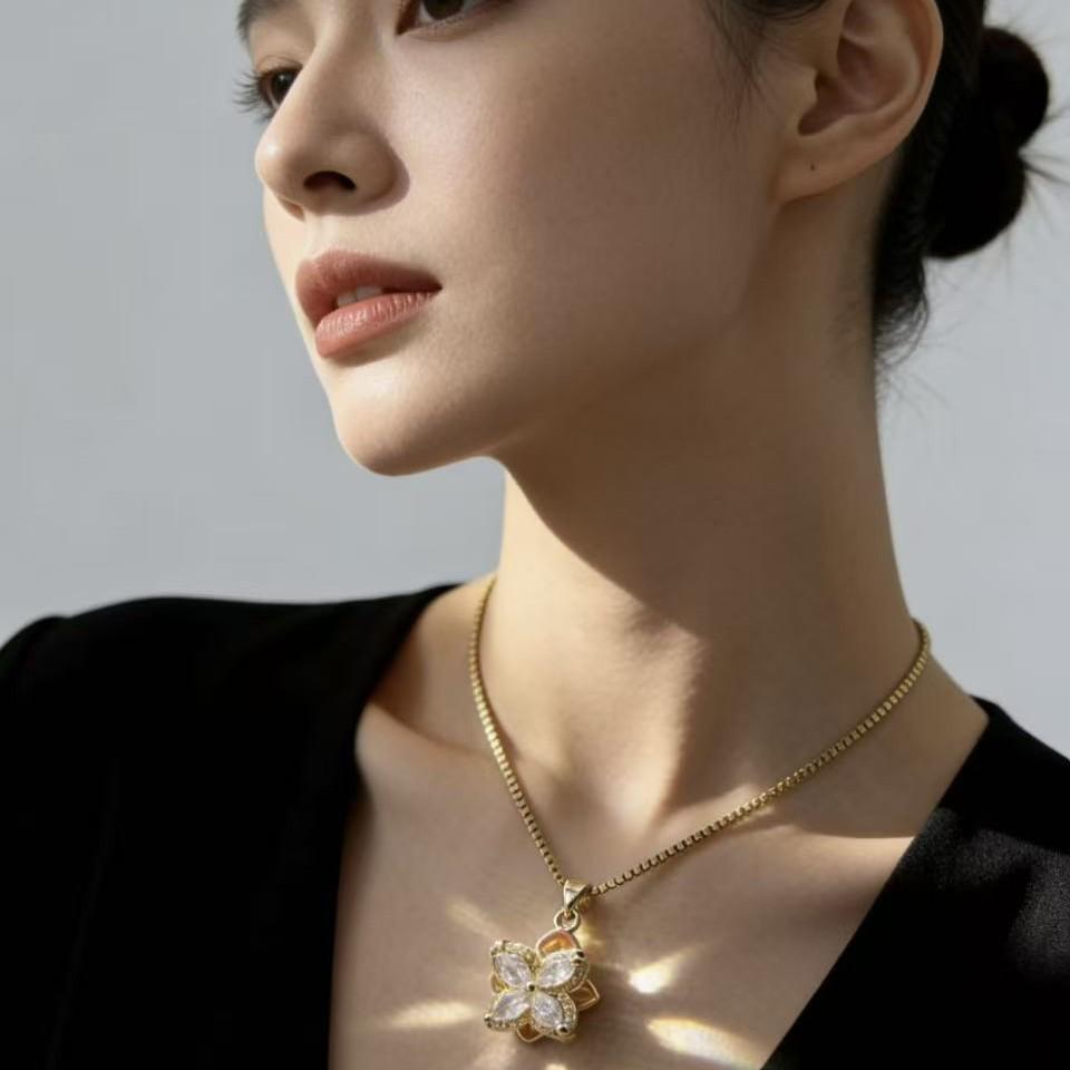 

High-End Rotatable Zircon Four-Leaf Clover Necklace - Women s Trendy 2025 Summer Jewelry золотий