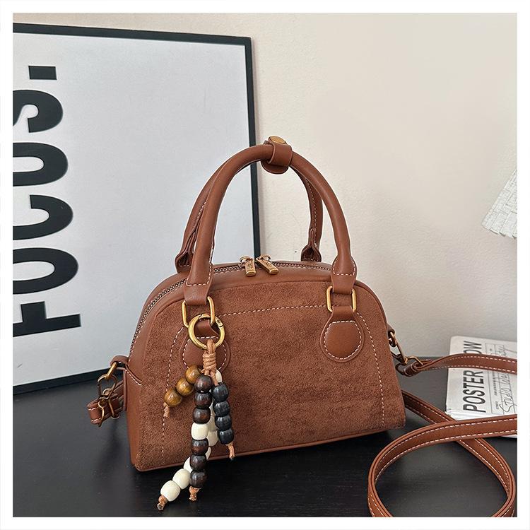 

Popular Versatile Handbag for Women, New Niche Retro Soft Leather Bowling Bag, Fashionable Crossbody Single Shoulder Bag