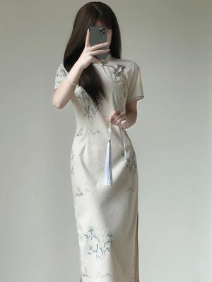 Elegantes Cheongsam im Vintage-Stil: Sommerkollektion 2025 für junge Frauen