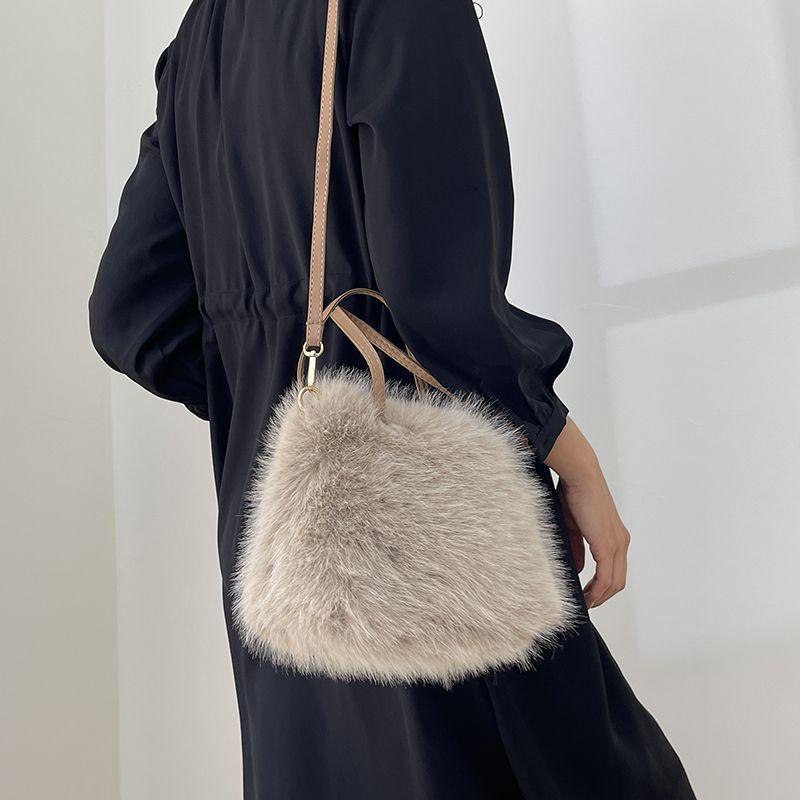 Winter Soft Faux Fur Shoulder Bags for Women Simple Pearl Chain Ladies Plush Crossbody Bags Solid Color Female Handbags Purse