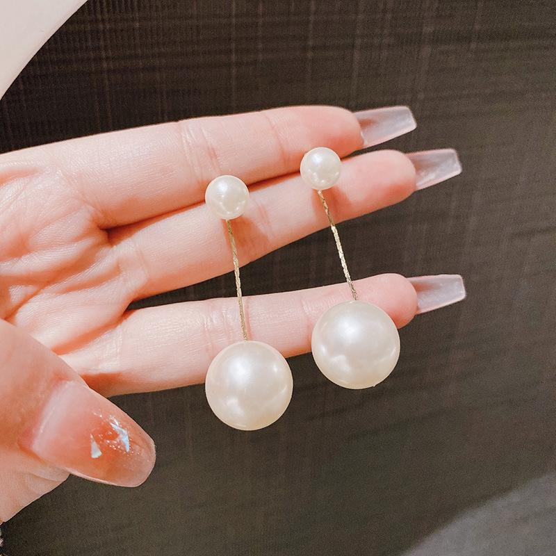 Elegant 2023 French Retro Pearl Stud Earrings - Trendy, Light Luxury, and Back-Hanging Design. золотой