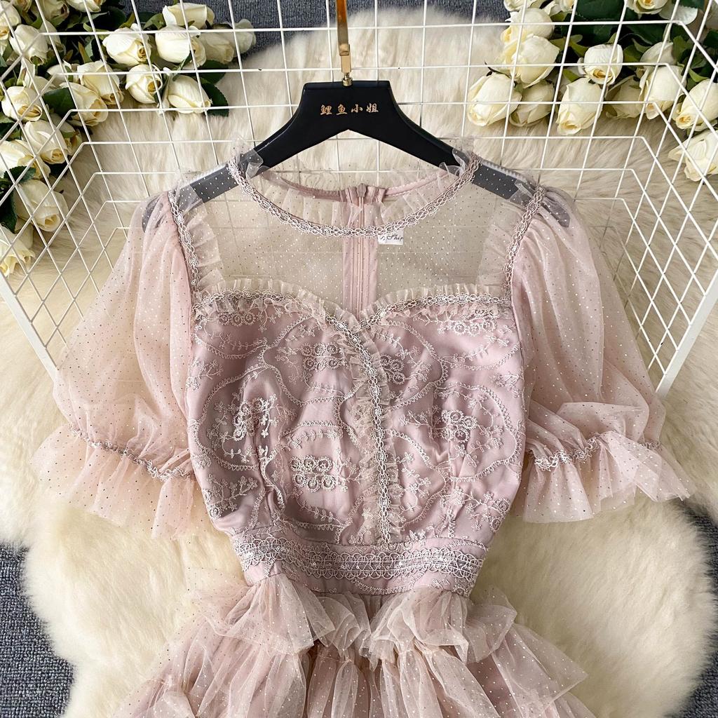 Letní dámské elegantní výšivky s květinovým vzorem a síťovanými šaty na dort