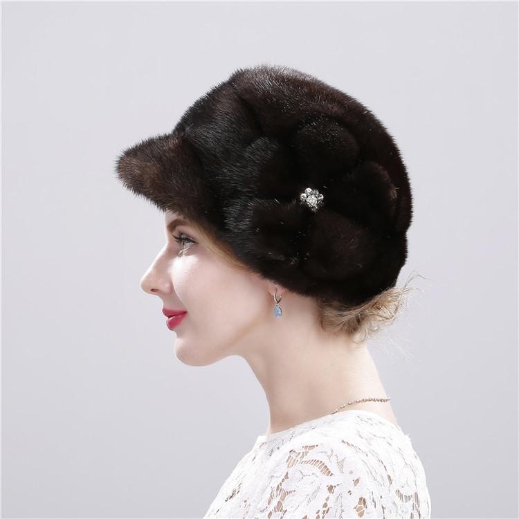 Eine natürliche Sicht für Frauen, die in der Mode, in hochqualitativen Farben und in warmen Farben in Russland und im November die Sombreros der Mode tragen