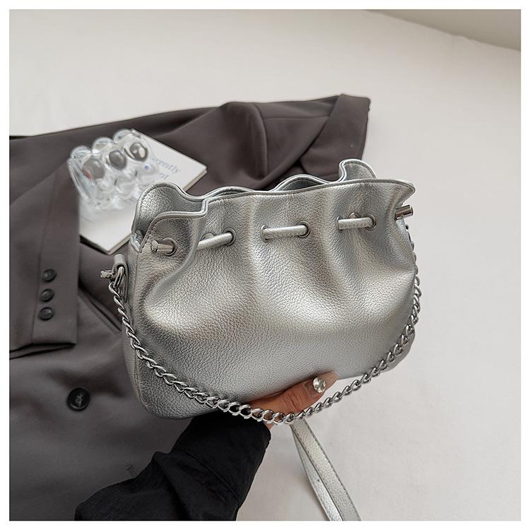 New pleated shoulder bag chain fashionable bucket bag high value versatile large capacity light luxury messenger bag women