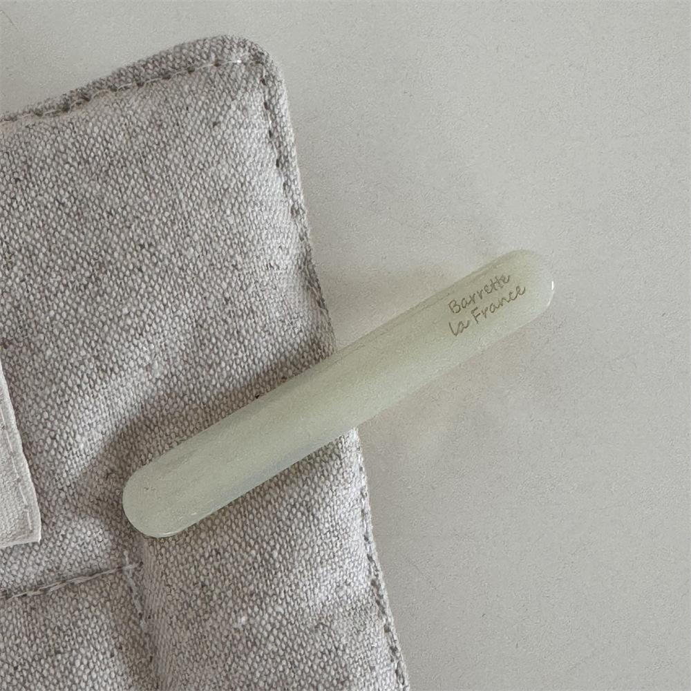 Korean version of the gold label cute little baguette one-word clip French acetic acid texture solid side bangs clip