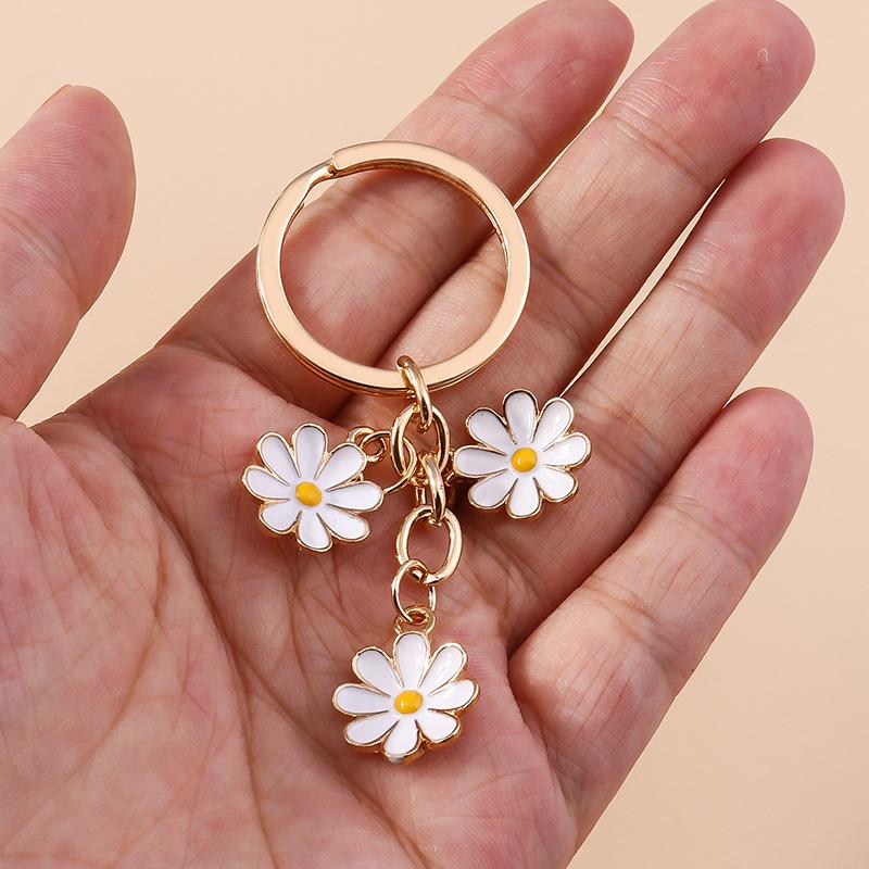 Cute Enamel Daisy Keychain Flower Key Ring Pendants for Women Girls Handbag Decor DIY Handmade Jewelry Gifts