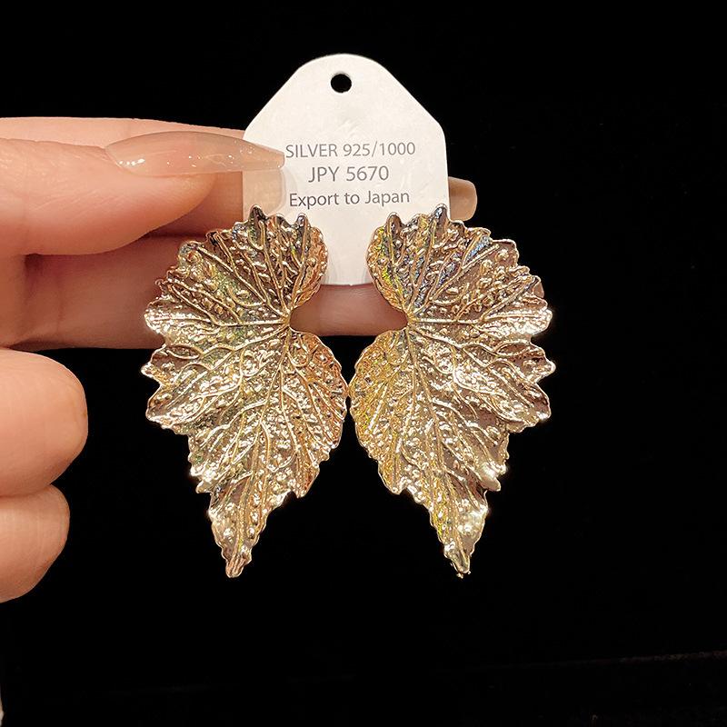 Metal wind love geometric earrings simple and cold wind stud earrings niche temperament versatile earrings