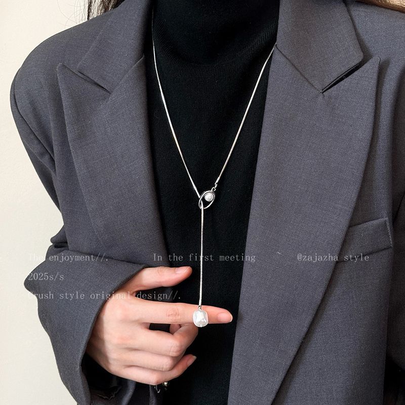 

Gold pearl long pendant necklace women s autumn and winter temperament high-end light luxury sweater chain retro adjustable accessories Hollow Pearl Sweater Chain - Silver