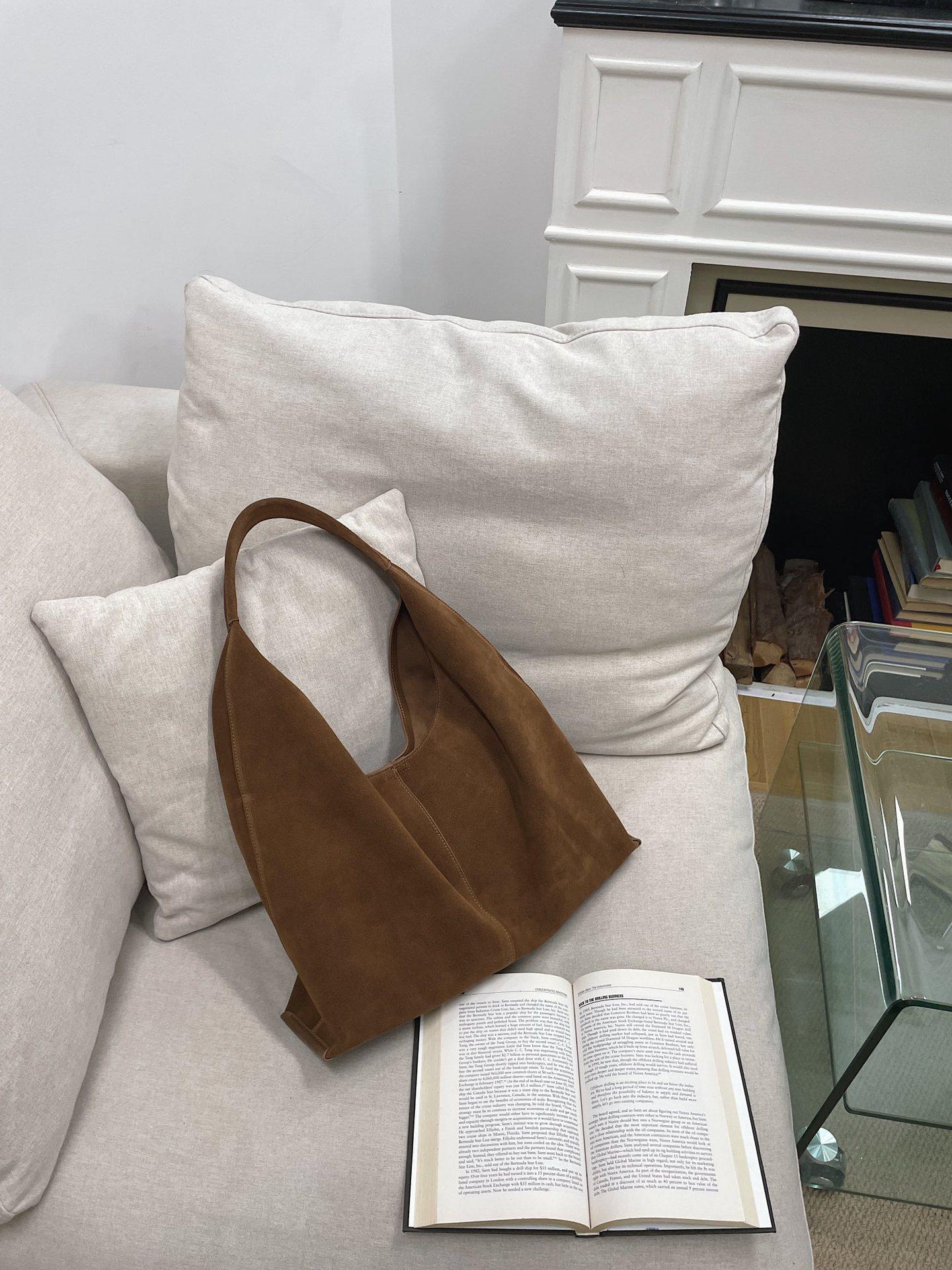 

И новая матовая кожаная треугольная сумка-тоут большой емкости для поездок на работу, повседневная универсальная кожаная женская сумка 42x12x42cm коричневый