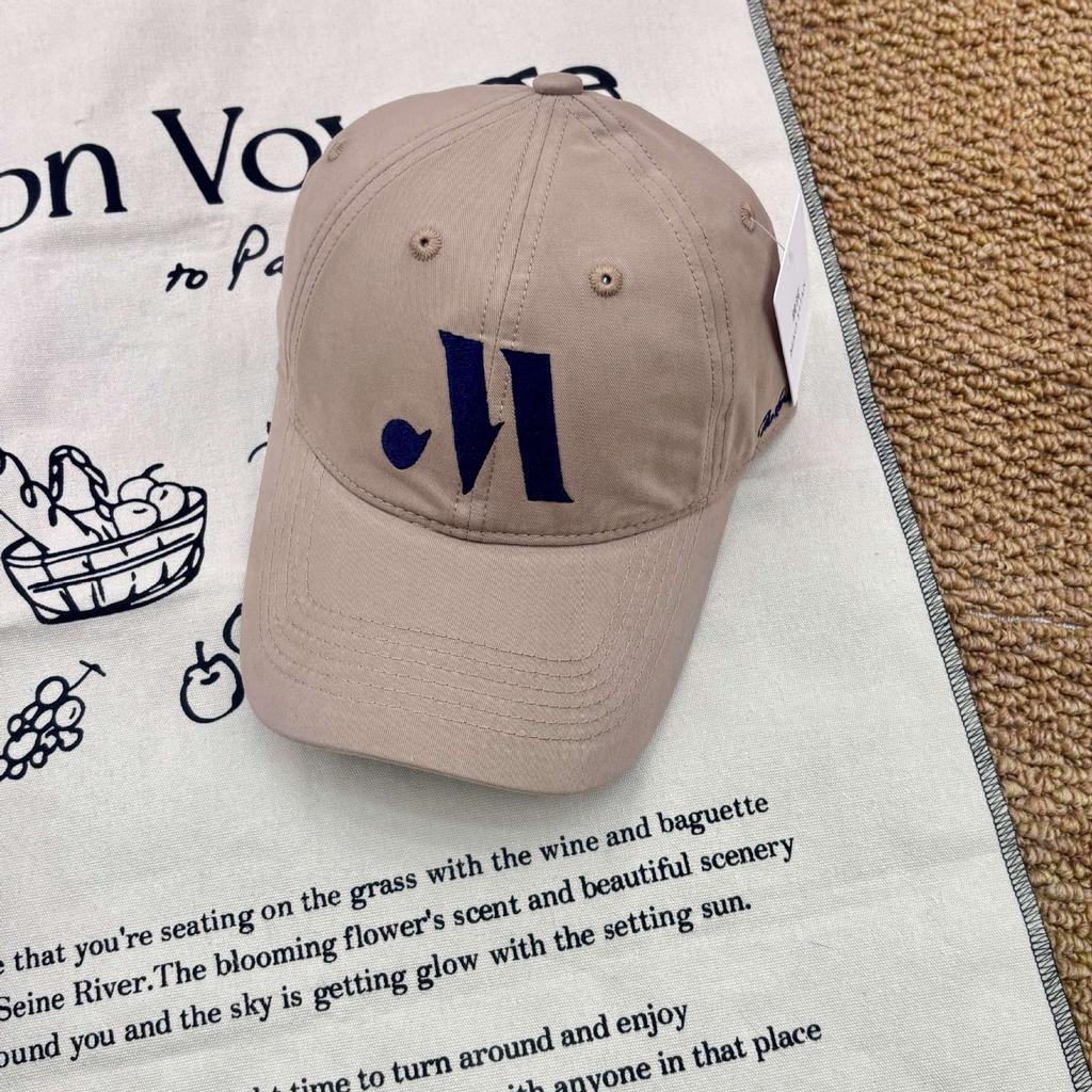 Spring And Summer Baseball Caps For Men And Women Are Casual And Versatile, Showing Their Faces. Small Retro And Versatile Simple Peaked Caps