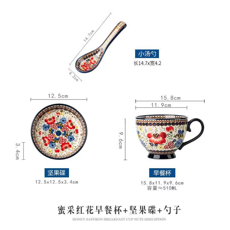 Rankomis tapytas keraminis sriubos dubenėlis su užkandžių serviravimo padėklu, vintažinio gėlių reljefo dizaino, tinkamas naudoti mikrobangų krosnelėje, su dideliu ąsotu ir storu pagrindu, puikiai tinka dribsniams, riešutams