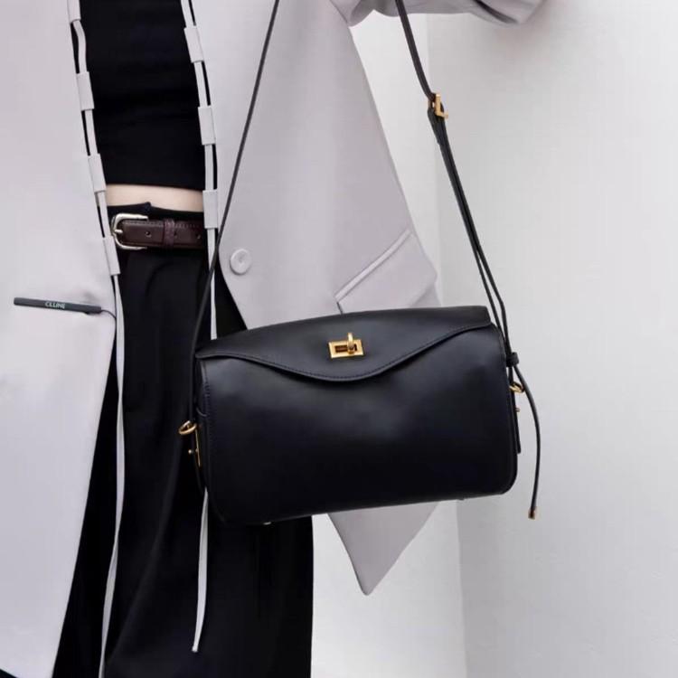 2026 New High-quality Leather Lock-up Boston Pillow Bag Large-capacity Simple Commuting One-shoulder Cross-section Female