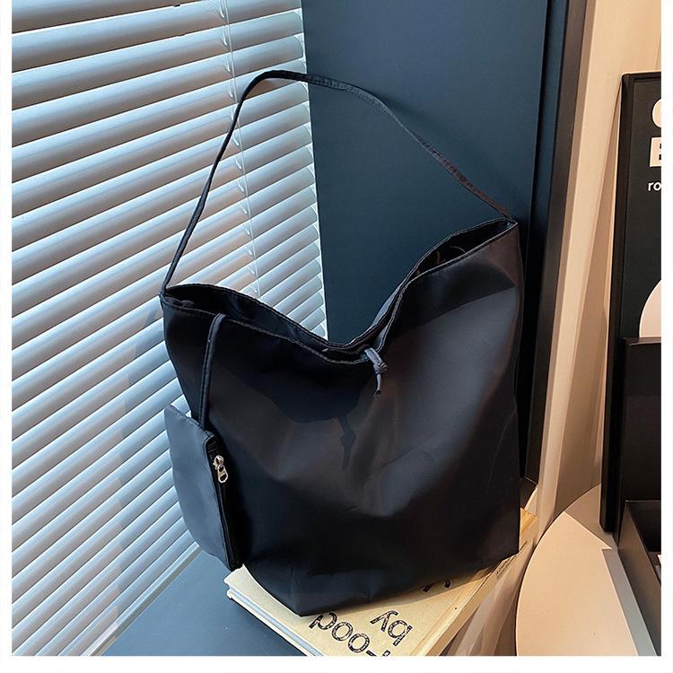 Korean version of Dongdaemun simple nylon large-capacity cloth bag 2025 new lazy style casual versatile shoulder tote bag