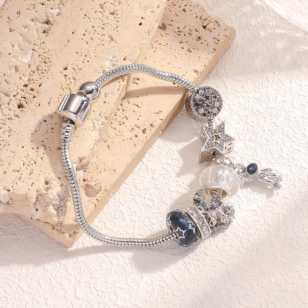 Women's Fashionable and Diverse Astronaut Star, Starfish Element Bracelet, Design Sense, Daily Wear Jewelry