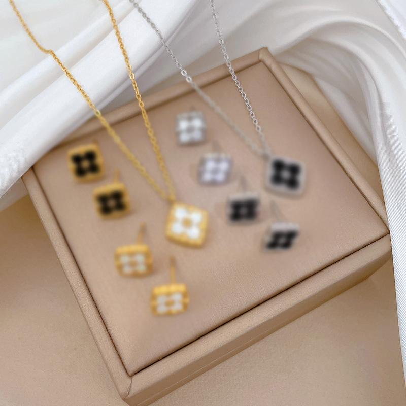 Shell Four-Leaf Flower Light Luxury Wedding Necklace Women'S Versatile Clavicle Jewelry