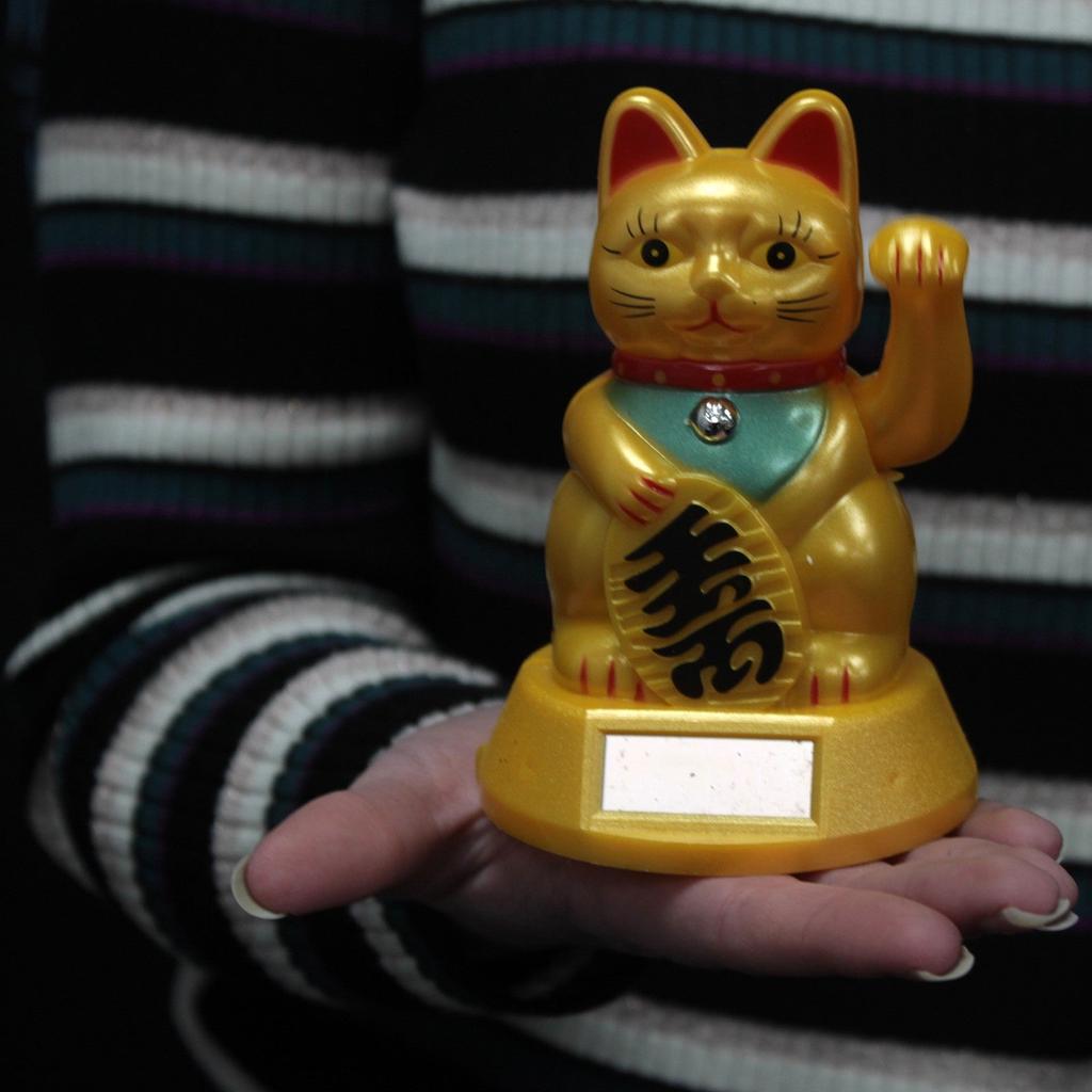 2x Maneki Neko Lucky Cat Figurine Solar Powered