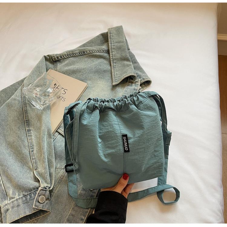 Daily lightweight messenger bag girl 2025 new fashion versatile shoulder bag popular bucket bag mobile phone bag