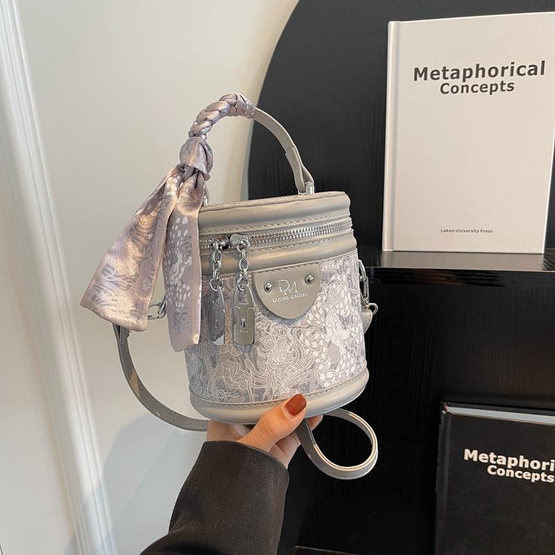 High-end Fashion Casual Niche Texture Bucket Bag New Women's Bag Trend Versatile Messenger Bag Women