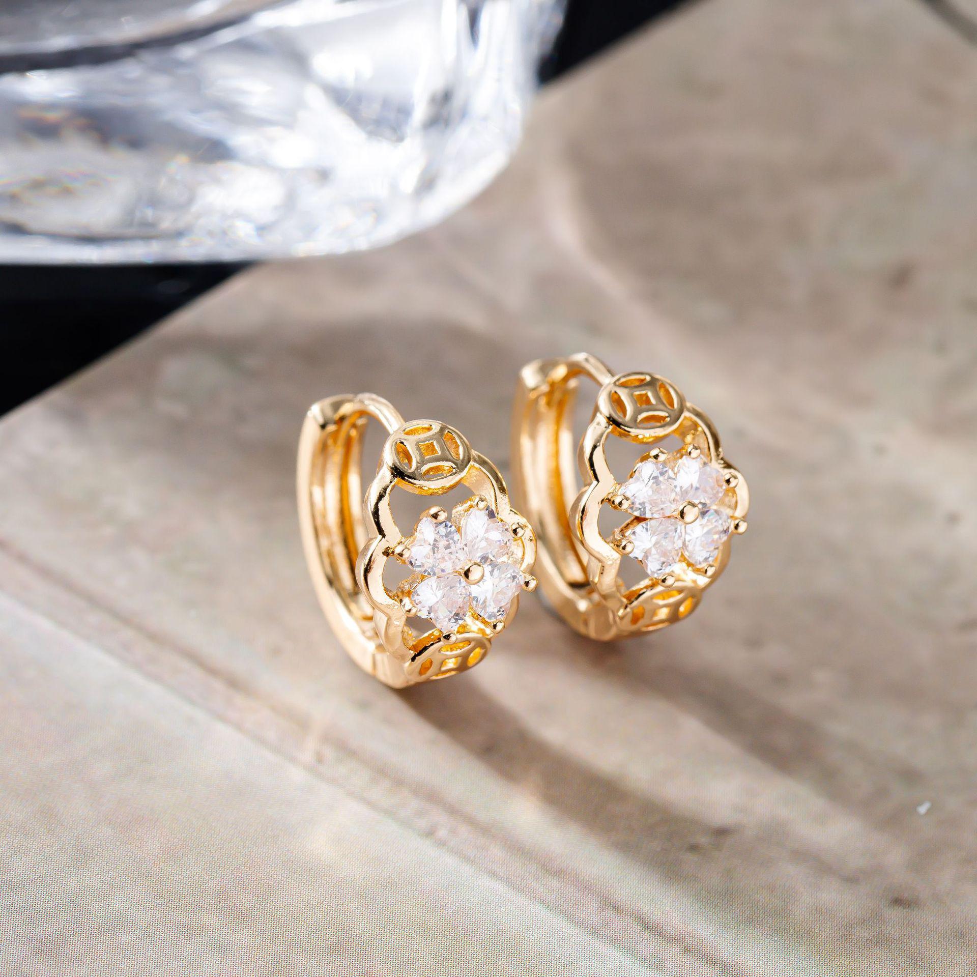 Hot-Selling Four-Leaf Clover Zircon Ear Cuff: Chinese Style Gold Coin Get Rich Earring with Good Fortune Meaning.