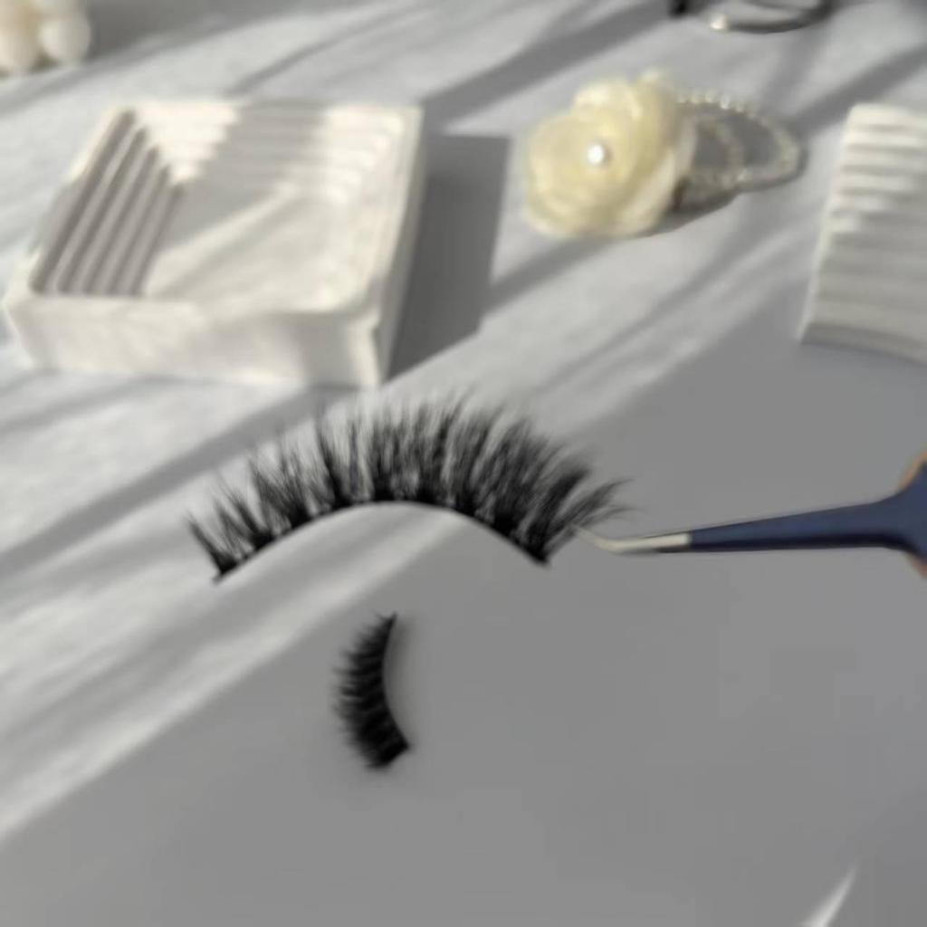 Balení 10 párů: Přírodní husté kadeřavé umělé řasy v evropském a americkém stylu.