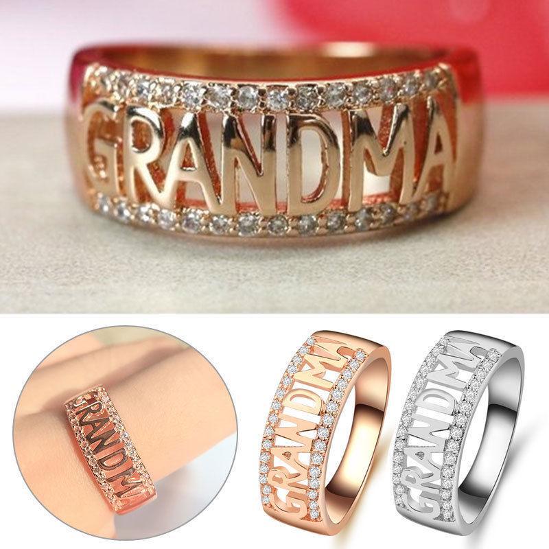 Eleganter Modeschmuck Oma Buchstabenring Ideal für Besondere Familienanlässe