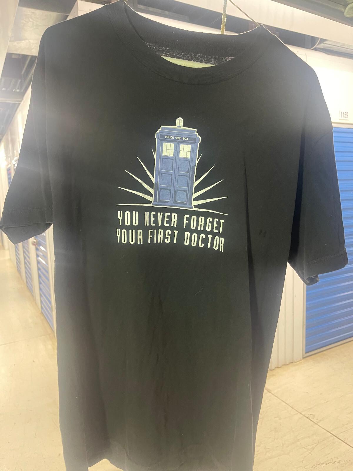 ThinkGeek Doctor Who T-Shirt – “You Never Forget Your First Doctor” – Size L Unisex T-Shirt XL