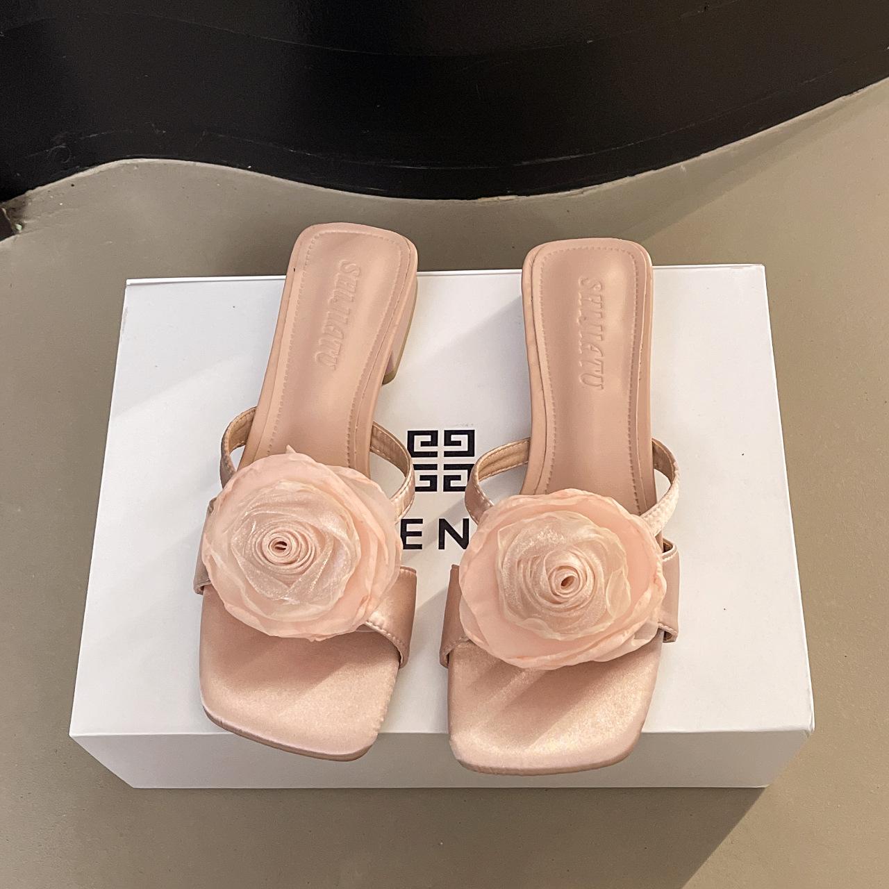 

Large size low heel cool slippers women s 2025 summer new small fresh rose flower square head thin sandals women 35 рожевий