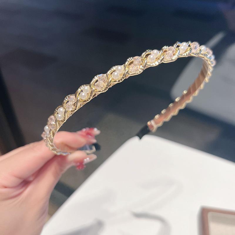 Elegantes handgefertigtes Perlenhaarband mit Kettenakzent