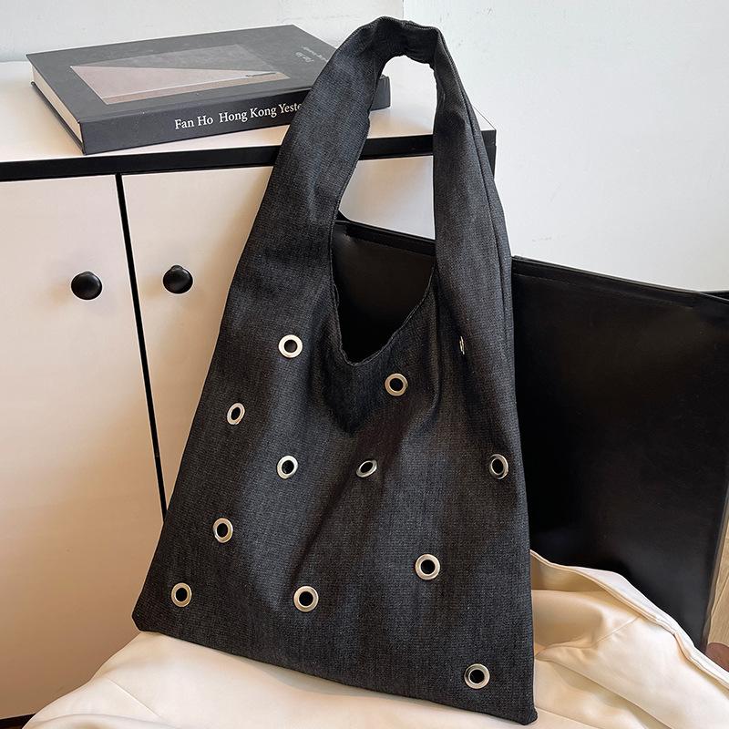 

Korean niche design rivet large capacity women s shoulder bag 2025 new lightweight nylon shopping bag handbag чёрный