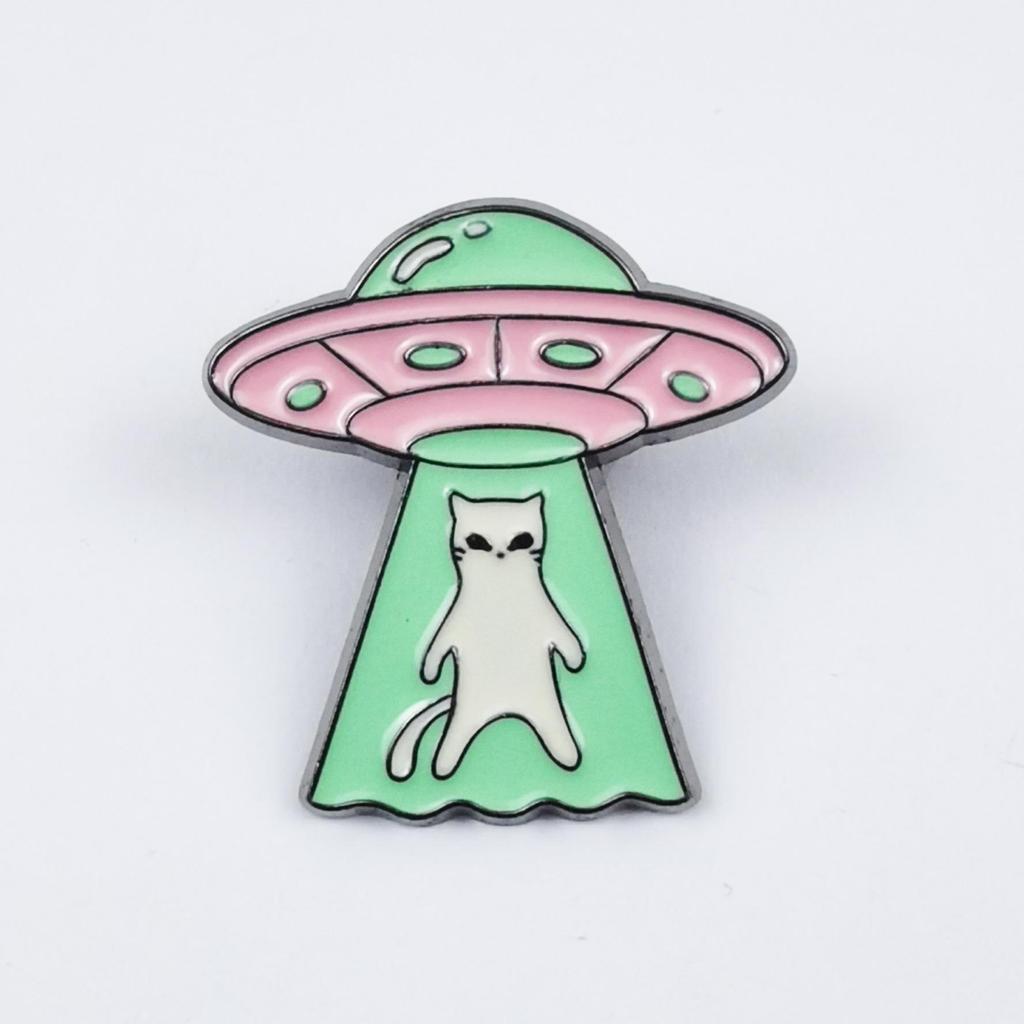 Creative Alien Cat Spaceship Brooch: Cute Outer Space Alloy Badge for Clothes and Bags.